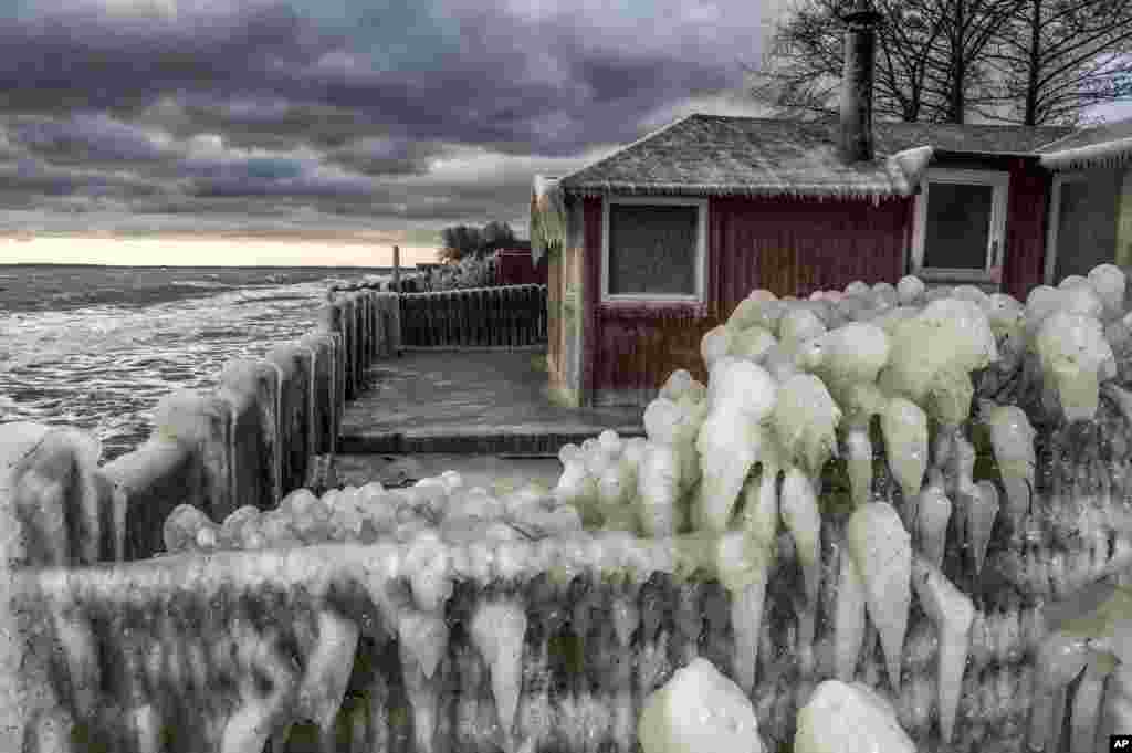 Gelo na praia de Fakse Ladeplads perto de Copenhague na Dinamarca.