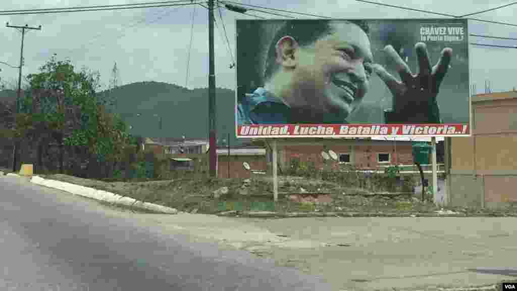 Gobierno venezolano exalta permanentemente la imagen del ex presidente Hugo Chávez emitiendo mensajes de continuidad administrativa. &nbsp;[Foto: Carolina Alcalde/VOA] &nbsp;