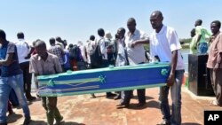 坦桑尼亞星期天開始為渡輪事故死難者舉行葬禮﹐圖為親屬與死難者棺木。