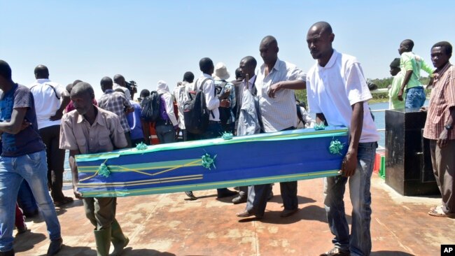 2018年9月22日，坦桑尼亚乌卡拉岛，MV尼雷尔号客轮遇难者的亲属抬着棺材。