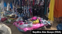 Un étalage avec des vêtements d'occasions au marché de Colobane de Dakar, 17 juin 2017. (VOA/ Seydina Aba Gueye)