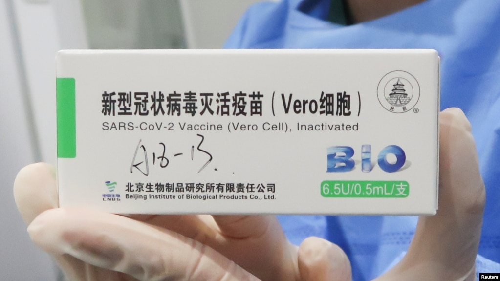 在中国政府组织的访问期间，一名护士在北京的疫苗接种中心拿着一盒北京生物制品研究所生产的冠状病毒病 (COVID-19) 疫苗。（2021年4月15日）(photo:VOA)