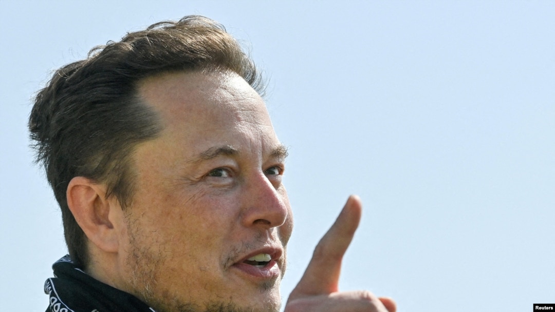 CEO Tesla, Elon Musk, saat mengunjungi lokasi konstruksi pabrik Tesla Gigafactory di Gruenheide dekat Berlin, Jerman, 13 Agustus 2021. (Foto: Patrick Pleul/Pool via Reuters/File Photo)