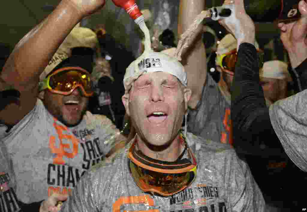 San Francisco Giants&#39; Tim Hudson celebrates their win after Game 7 of baseball&#39;s World Series against the Kansas City Royals, Kansas City, Missouri, Oct. 29, 2014. 