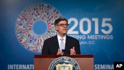 Menteri Keuangan AS Jacob Lew berbicara dalam konferensi pers pertemuan tahunan Dana Moneter Internasional (IMF) dan Bank Dunia di Washington, 17 April 2015.