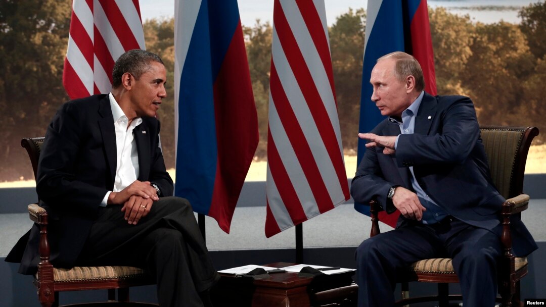 Tòa Bạch Ốc đã hủy bỏ cuộc họp thượng đỉnh giữa Tổng thống Barack Obama và Tổng thống Nga Vladimir Putin. Một trong những lý do được đưa ra là Nga cấp quy chế tị nạn tạm thời cho Edward Snowden, cựu nhân viên tình báo đang bị Mỹ truy nã về tội gián điệp