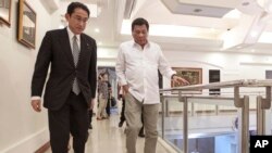 菲律賓總統府攝影部提供的照片顯示，菲律賓總統杜特爾特（左）與來訪的日本外相岸田文雄走在達沃市總統賓館的行政廳內。（2016年8月11日）