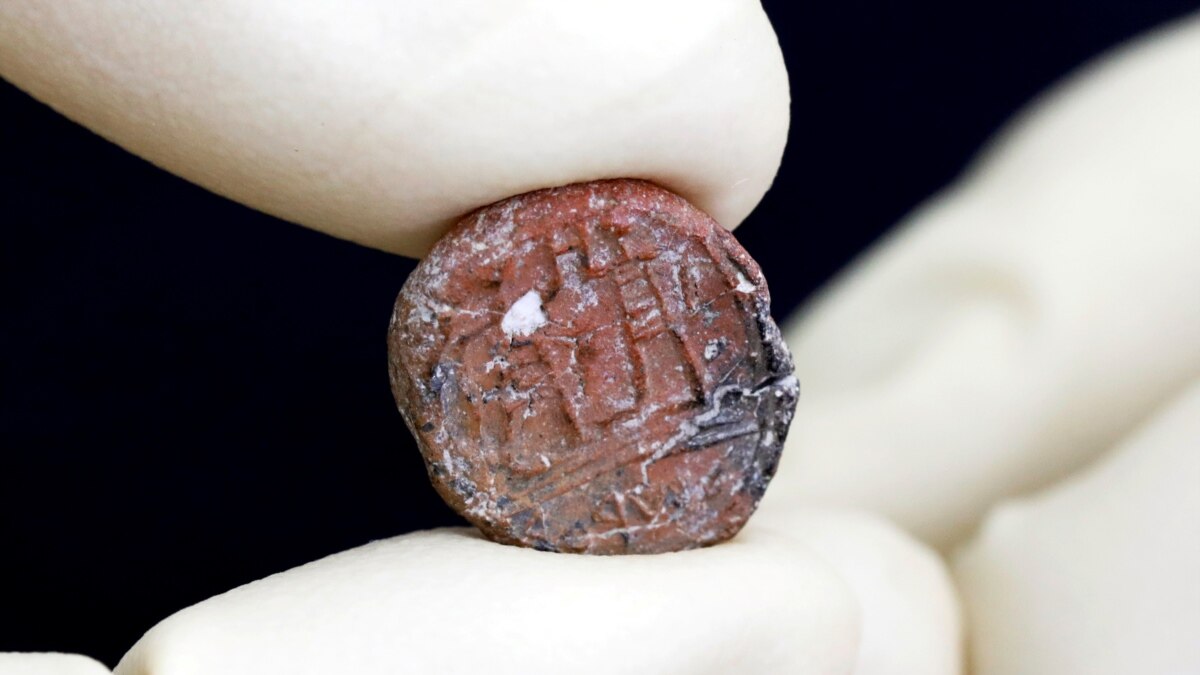 Tiny First Temple seal impression found with name of Bible-era