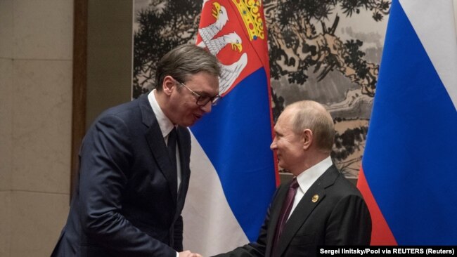 Predsednici Srbije i Rusije se rukuju tokom foruma Pojas i put u Pekingu.