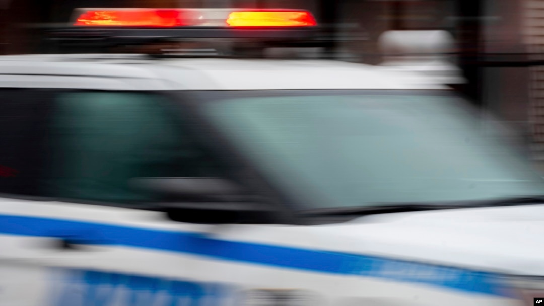 Policijska kola jure kroz Bruklin (Foto: AP/Julia Nikhinson)