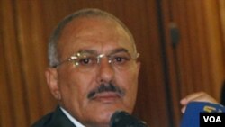 Upaya Dewan Kerjasama Teluk kembali mentah setelah Presiden Ali Abdullah Saleh menolak menandatangani perjanjian transisi (22/5).