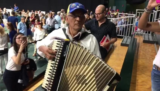 Legisladora Ileana Ros-Lethinen visita centro de votación en Miami