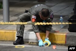 Seorang polisi malakukan investigasi di Bangkok, Thailand, 2 Agustus 2019.