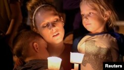 A woman and her children take part in a vigil for victims of a mass shooting in Sutherland Springs, Texas, US., November 5, 2017. (REUTERS/Mohammad Khursheed)