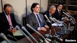 Mark Karpeles (drugi s leva), bivši izvršni direktor tokijske bitkoin berze "Mt. Goks"