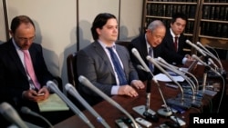 Mark Karpeles (2nd L), chief executive of Mt. Gox, attends a news conference at the Tokyo District Court in Tokyo, Japan, Feb. 28, 2014. 