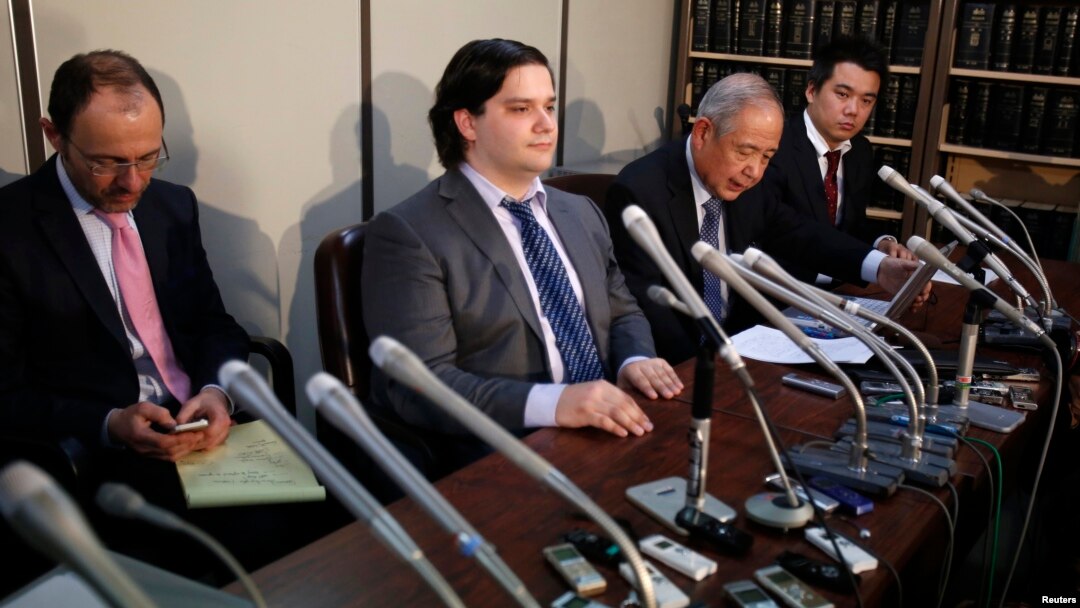 Mark Karpeles (drugi s leva), bivši izvršni direktor tokijske bitkoin berze "Mt. Goks"