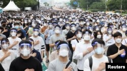 Ribuan dokter muda memprotes rencana pemerintah terkait sekolah kedokteran di tengah pandemi Covid-19 di Seoul, Korea Utara, 7 Agustus 2020. (Yonhap via REUTERS)