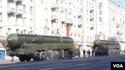 2012年胜利日红场阅兵前彩排时，在莫斯科街头的白杨-M洲际战略导弹。（美国之音白桦拍摄）