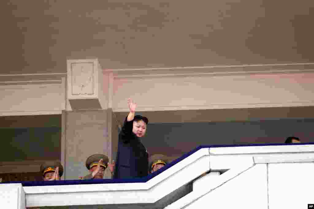Kim Jong Un (front) waves to the crowd. (Sungwon Baik/VOA)