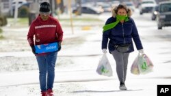 Salju melanda kota Houston, Texas hari Senin (15/2) yang mengalami suhu terdingin selama 32 tahun terakhir. 