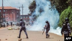 Uganda police officers conftont students of Makerere university during their protest against the 15 percent tuition increment in Kampala, Oct. 30, 2019. Police allegedly assaulted four journalists who covered the protest.