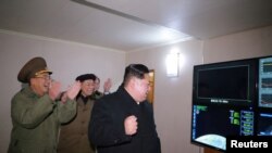 Şimali Koreya Mərkəzi Xəbər Agentliyinin yaydığı fotoda ölkənin lideri Kim Conq Un "Huasonq-15" qitələrarası ballistik raket sınağına reaksiya verir.