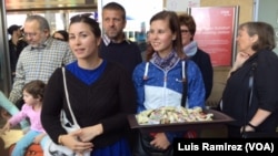 Voluntarios austríacos ofrecen dulces a los refugiados recién llegados a la estación de trenes de Viena.