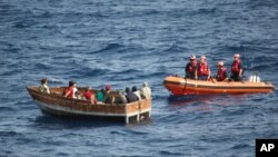 2014年12月30日美國海岸警衛隊在佛州西南外海靠近一艘古巴難民船隻。