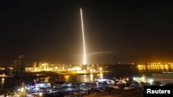 Hỏa tiễn Falcon được phóng đi từ trung tâm không gian tại Mũi Canaveral ở Florida, Mỹ, ngày 21/12/2015. 