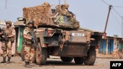 Des soldats français de l'opération Sangaris patrouillent à l'arrondissement PK 12 à Bangui, le 23 janvier 2014.