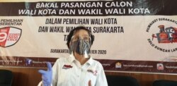 Ketua KPUD Solo, Nurul Sutarti, memakai APD masker, faceshield dan sarung tangan saat ditemui di KPUD Solo, Minggu (6/9). Foto : VOA/ Yudha Satriawan