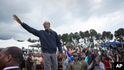 Paul Kagame salue la foule à Kinigi, dans le nord du Rwanda, le 5 septembre 2015. (AP Photo/Ben Curtis, File)