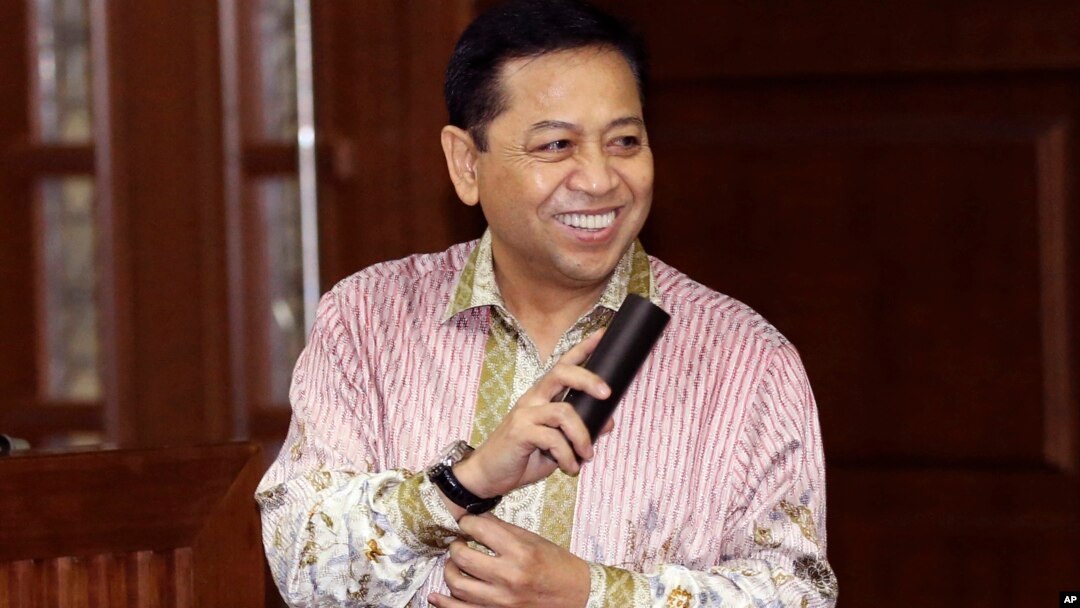 Mantan Ketua DPR RI, Setya Novanto, tersenyum saat memasuki ruang sidang setelah jeda di Pengadilan Tindak Pidana Korupsi, Jakarta, Kamis, (29/3).