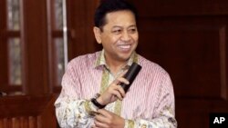 Mantan Ketua DPR RI, Setya Novanto, tersenyum saat memasuki ruang sidang setelah jeda di Pengadilan Tindak Pidana Korupsi, Jakarta, Kamis, (29/3).