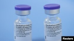 Frascos de la vacuna de Pfizer-BioNTech en un centro de vacunación en Ginebra, Suiza, el 3 de febrero de 2021.