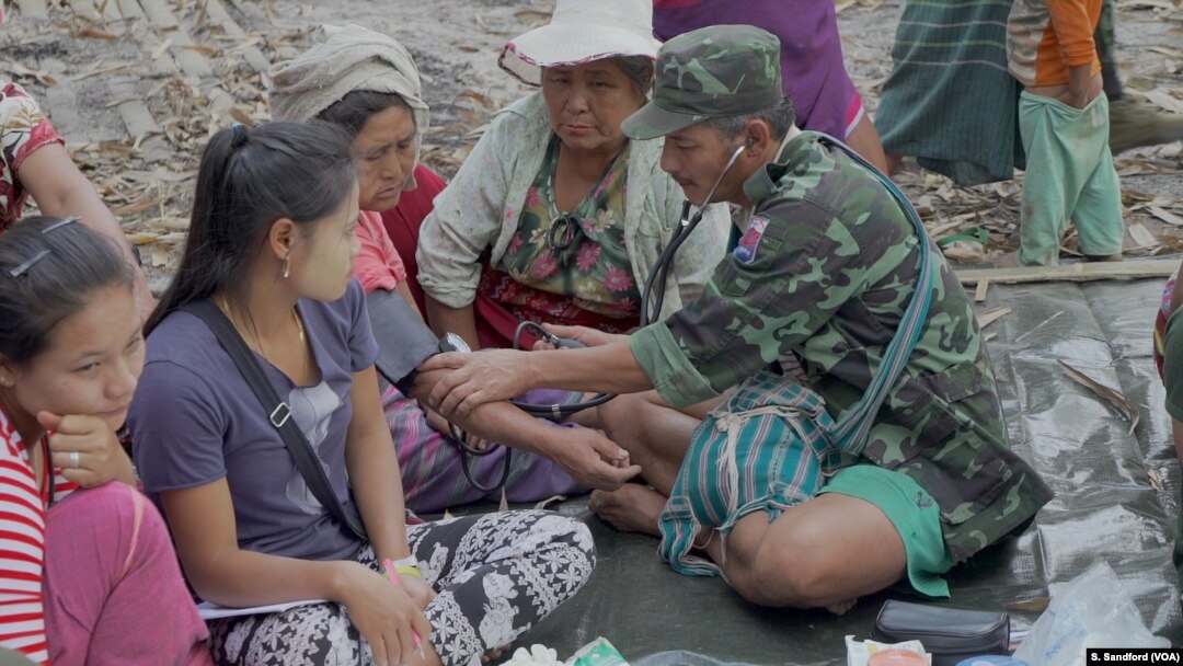 Saw Shwe Maung, petugas medis "Karen National Liberation Army" memeriksa kesehatan warga etnis Karen. 