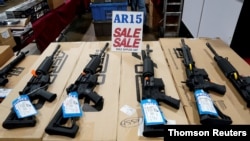 ARCHIVO - Rifles AR-15 se exhiben a la venta en la exhibición de armas Guntoberfest en Oaks, Pensilvania, el 24 de marzo de 2021.