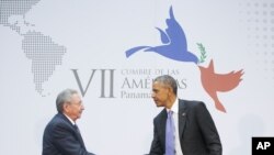 Presiden AS Barack Obama dan Presiden Kuba Raul Castro berjabat tangan di sela-sela KTT Amerika di Panama City, Panama, Sabtu, 11 April 2015.