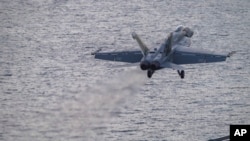 Pesawat tempur F/A-18 Super Hornet meluncur dari landasan kapal induk USS Theodore Roosevelt yang berlayar di Laut China Selatan, pada 5 Juli 2024. Kapal induk tersebut menggantikan USS Dwight D. Eisenhower dalam kampanye melawan Houthi di Laut Merah. (Foto: U.S. Navy, via AP)