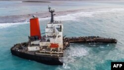 Kapal induk MV Wakashio, milik perusahaan Jepang Mitsui O.S.K. Lines (MOL), kandas dan pecah menjadi dua bagian di dekat Blue Bay Marine Park, 17 Agustus 2020. (Foto: AFP)