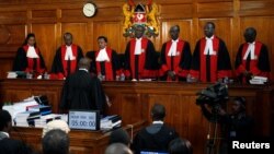 Les juges de la Cour suprême kenyane lors d’une audience sur le recours de l’opposition contre les résultats de la présidentielle à Nairobi, Kenya, 28 août 2017.