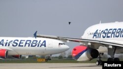 Arhiva - Avioni Er Srbije na aerodromu Nikola Tesla, u Beogradu, 25. aprila 2020.