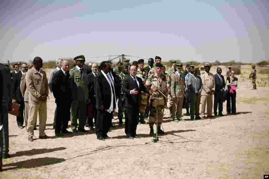 French President Francois Hollande addresses the troops at the airport following his two-hour-long visit to Timbuktu, Mali, February 2, 2013. 
