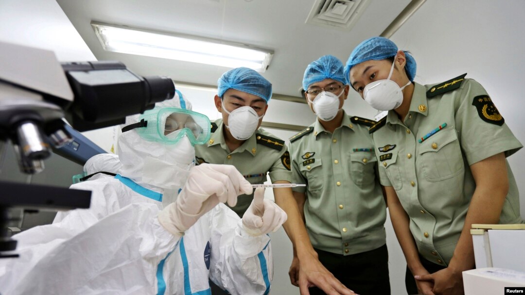 Cảnh sát và nhân viên hải quan được đào tạo để phát hiện các triệu chứng của Ebola tại sân bay ở Thanh Đảo, tỉnh Sơn Đông, Trung Quốc.