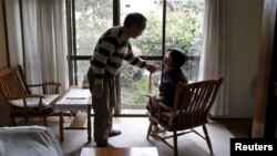Pasangan suami-istri penderita demensia berbincang di rumahnya di Kawasaki, selatan Tokyo, Jepang (foto: ilustrasi).