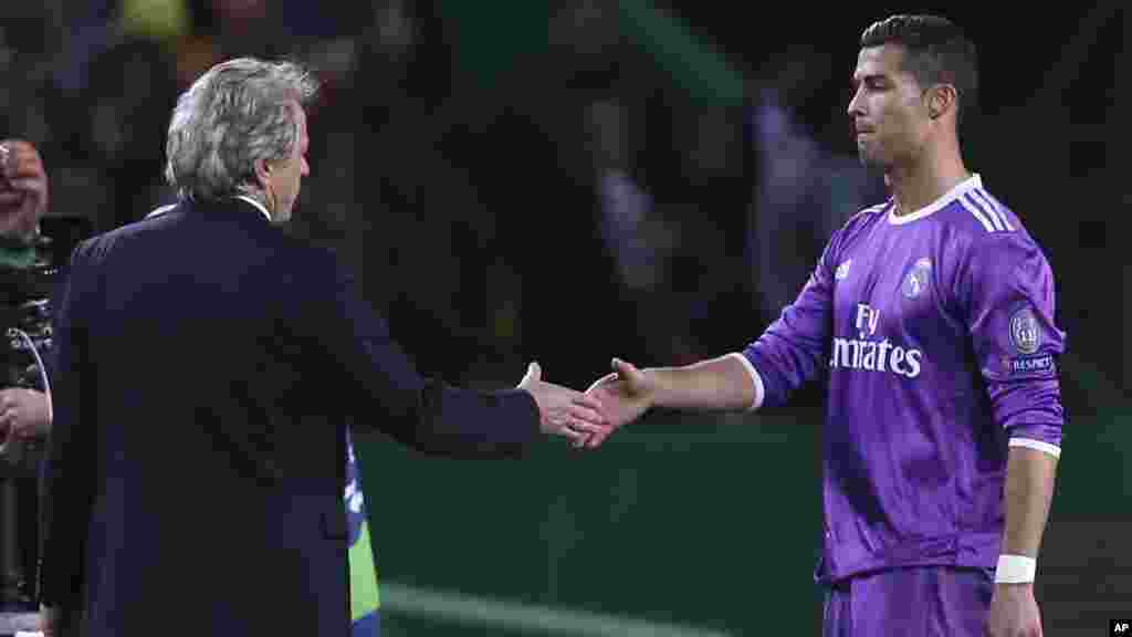 Cristiano Ronaldo, du Real Madrid, se serre la main avec l&#39;entraîneur du Sporting Jorge Jesus, lors d&#39;un match de football entre le Sporting CP et le Real Madrid, au stade Alvalade de Lisbonne, le 22 novembre 2016.