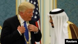 Le roi de l'Arabie Saoudite, Salmane bin Abdulaziz Al Saud, à droite, décore le président américain Donald Trump avec la médaille Abdulaziz Al Saud à la Cour royale de Riyad, Arabie saoudite, 20 mai 2017. 