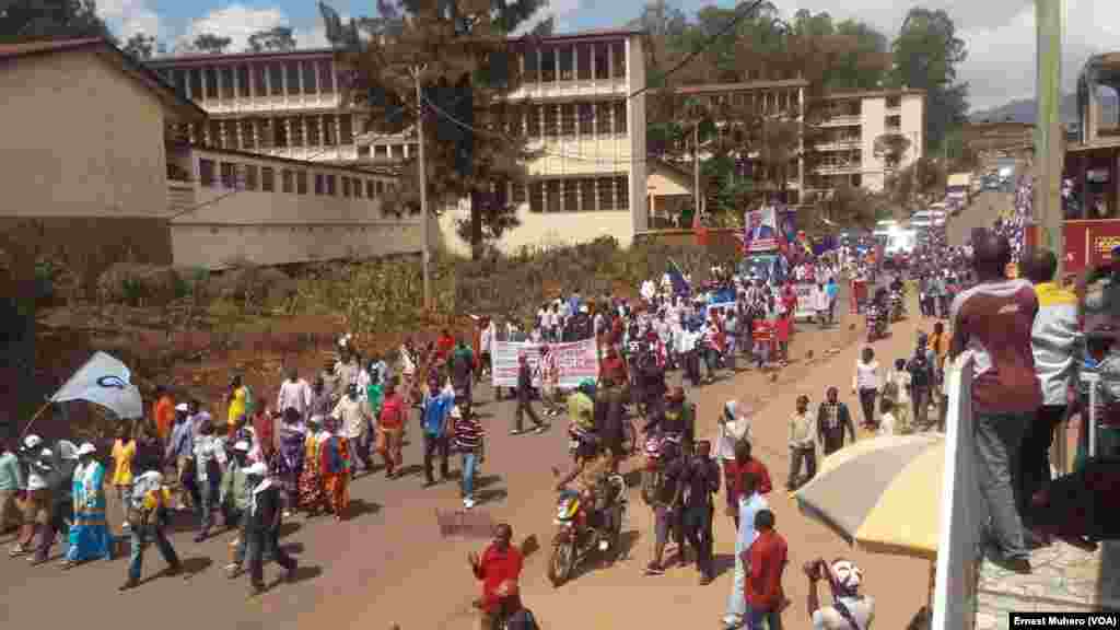 Les manifestants marchent à Bukavu, 26 mai 2016. VOA/ Ernest Muhero
