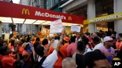Trabajadores de las cadenas de comida rápida durante la protesta en este caso frente a un McDonald´s en la 5ta. Avenida de Nueva York.